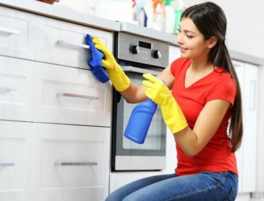 Το υλικό που χρησιμοποιούμε καθημερινά και εξαφανίζει τα λίπη από το φούρνο